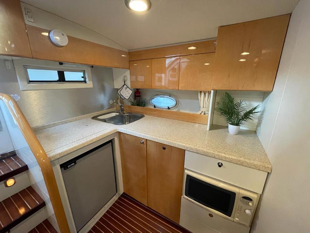 Cozy Yacht Lodge In Barcelona With Boat Tour Option 圣阿德里安-德贝索斯 外观 照片