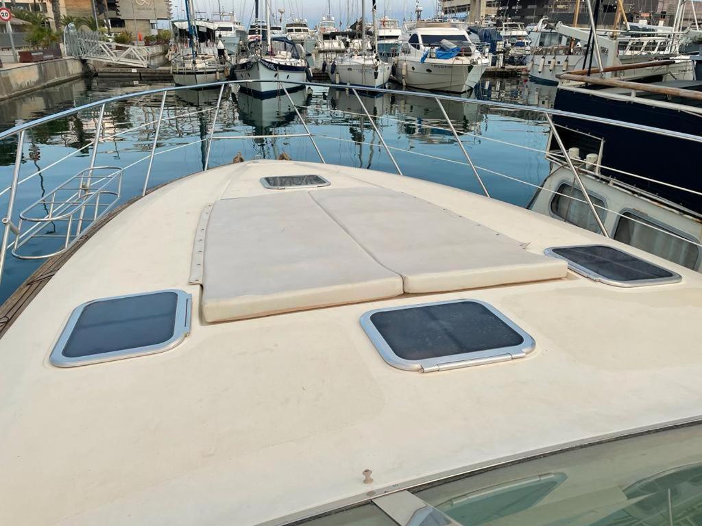 Cozy Yacht Lodge In Barcelona With Boat Tour Option 圣阿德里安-德贝索斯 外观 照片
